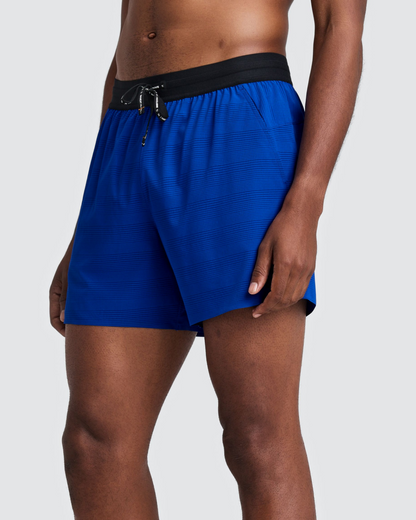 Short de running Bandit CoolGrid 5" para hombre, color Bauhaus Blue - vista frontal en modelo