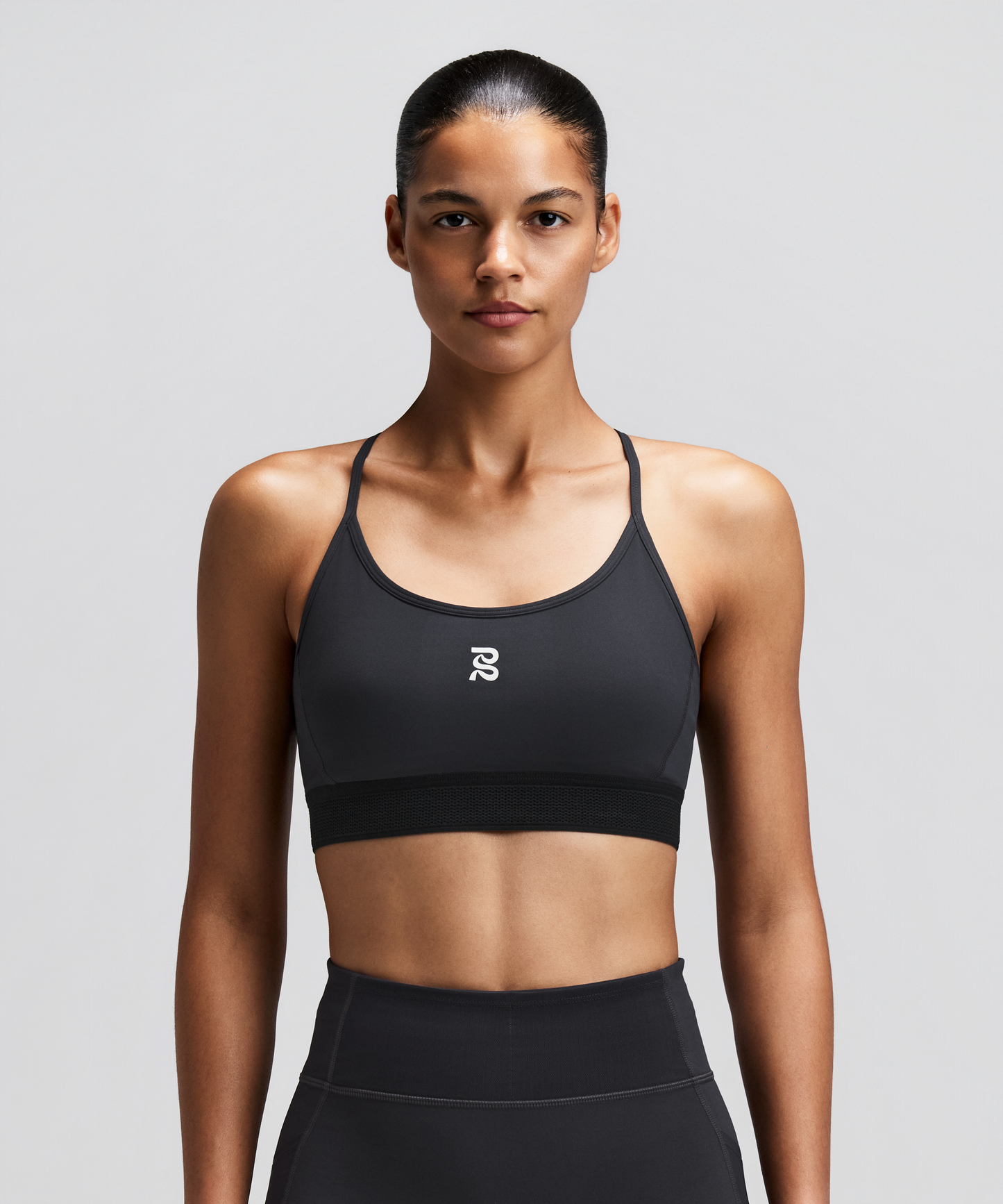 Women's Vanisher Strappy Run Bra Anthracite - vista frontal en modelo