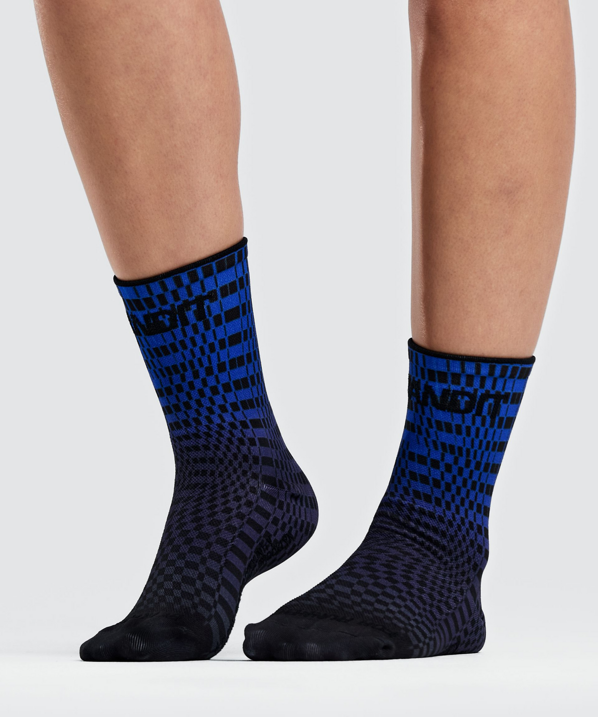 Medias de running Bandit Lite Run, color Bauhaus Blue - vista lateral en modelo
