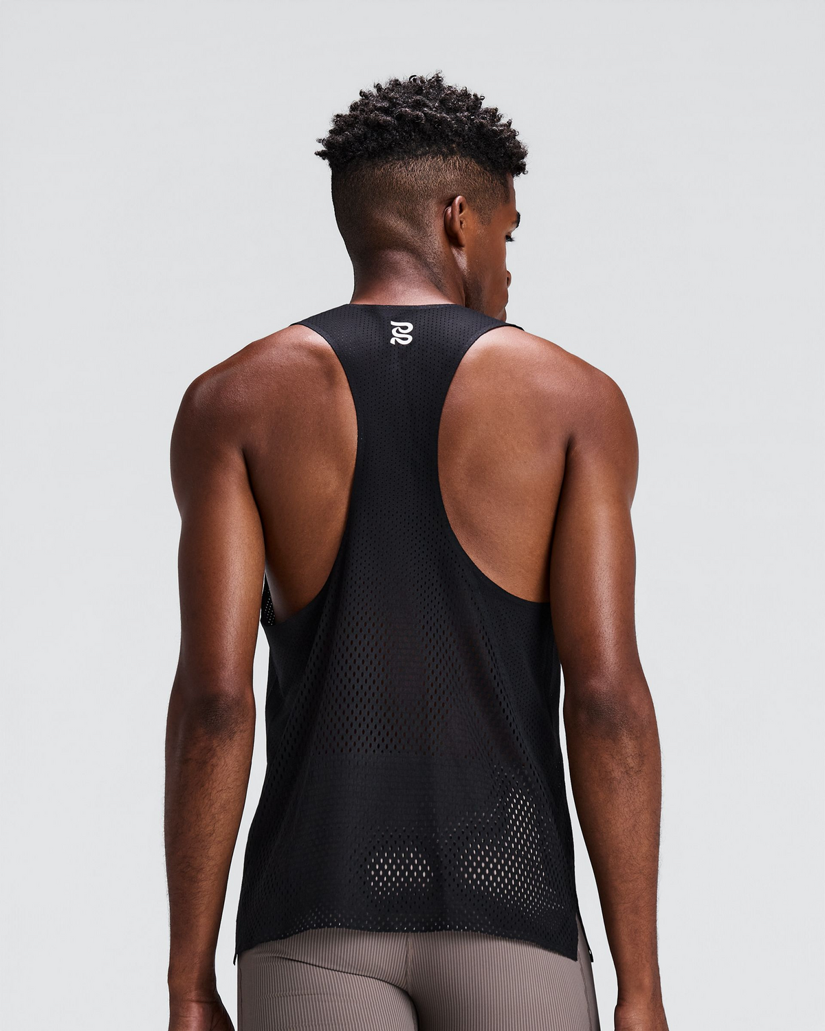 Men's Shredder Race Singlet Black - vista posterior en modelo