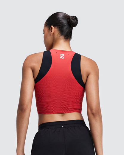 Top de competencia Bandit Adapto para mujer, color Oxide Red - vista posterior en modelo
