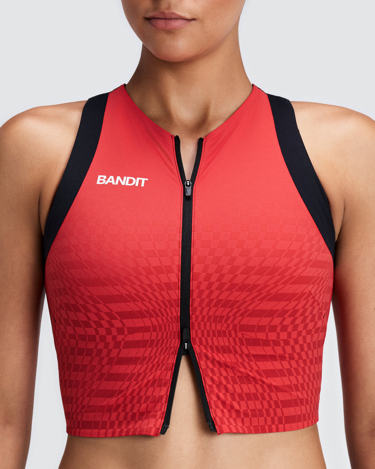 Top de competencia Bandit Adapto para mujer, color Oxide Red - detalle frontal del cierre