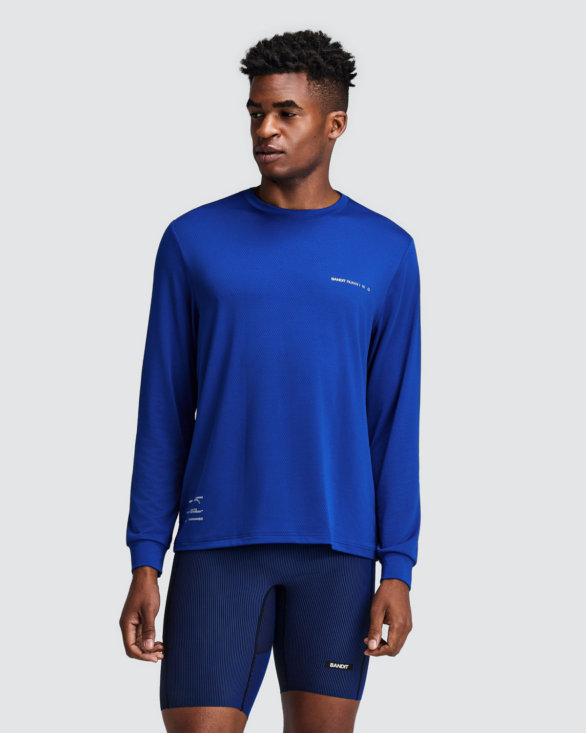 Polo manga larga Bandit Micromesh para hombre, color Bauhaus Blue - vista frontal en modelo