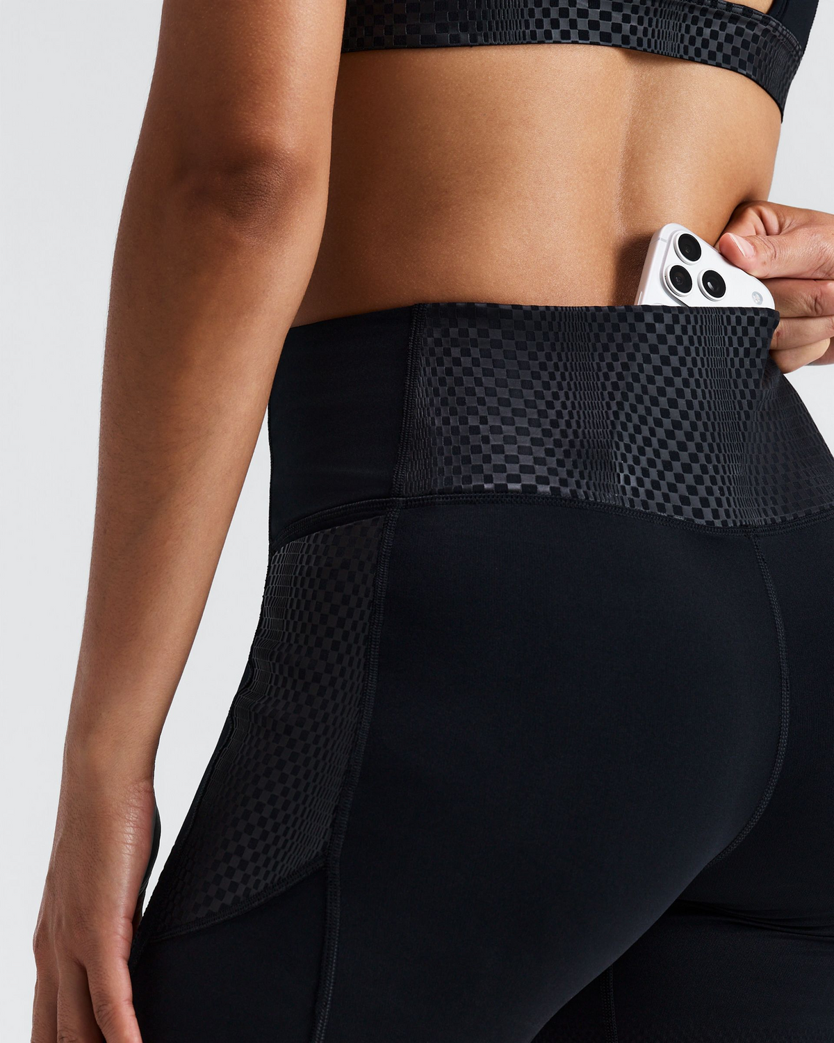 Short de compresión Bandit Stamina-V Threshold para mujer, color negro - detalle posterior de la cintura