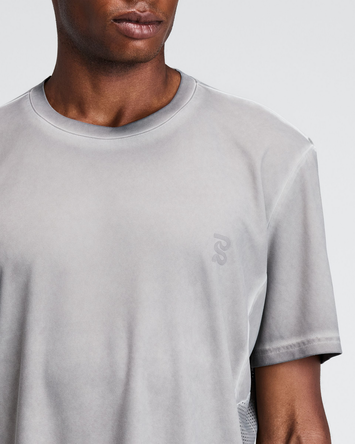 Polo de running Bandit FrioSoft Box para hombre, color Concrete Taupe - detalle frontal