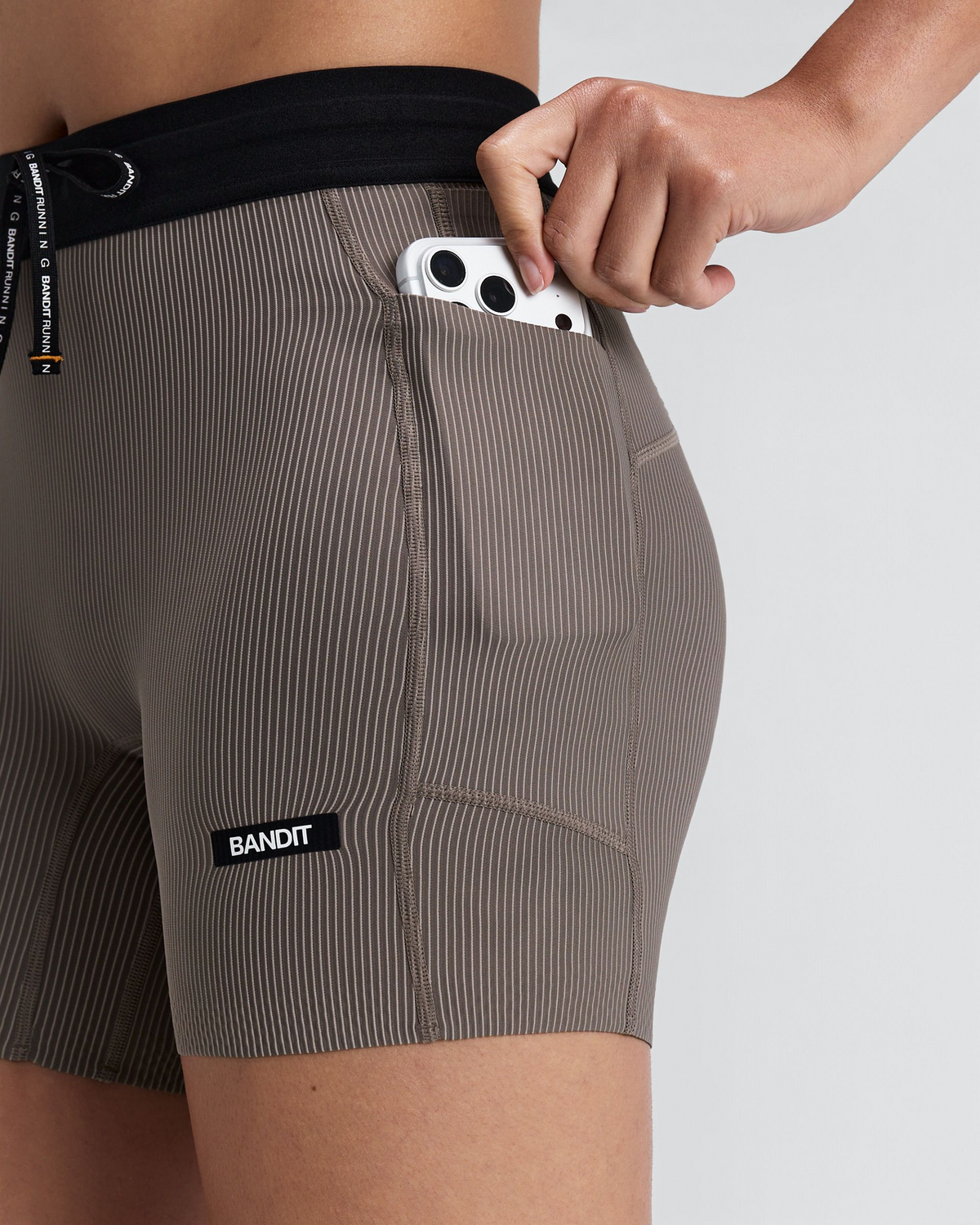 Women's Cadence Comp. Shorts Concrete Taupe / Cocoa - detalle del bolsillo en la pretina