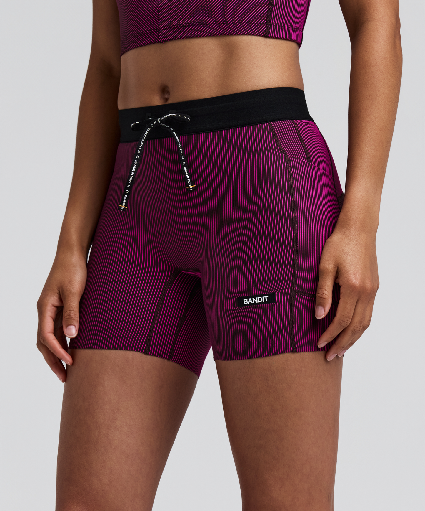 Women's Cadence Comp. Shorts Espresso / Azalea - vista frontal en modelo