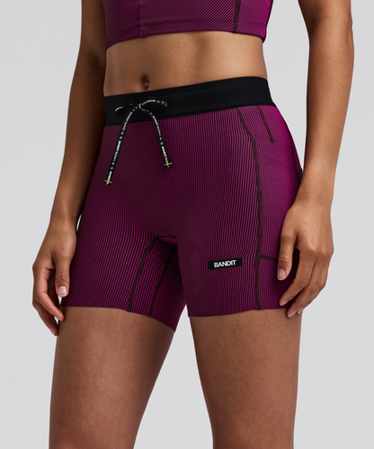 Women's Cadence Comp. Shorts Espresso / Azalea - vista frontal en modelo