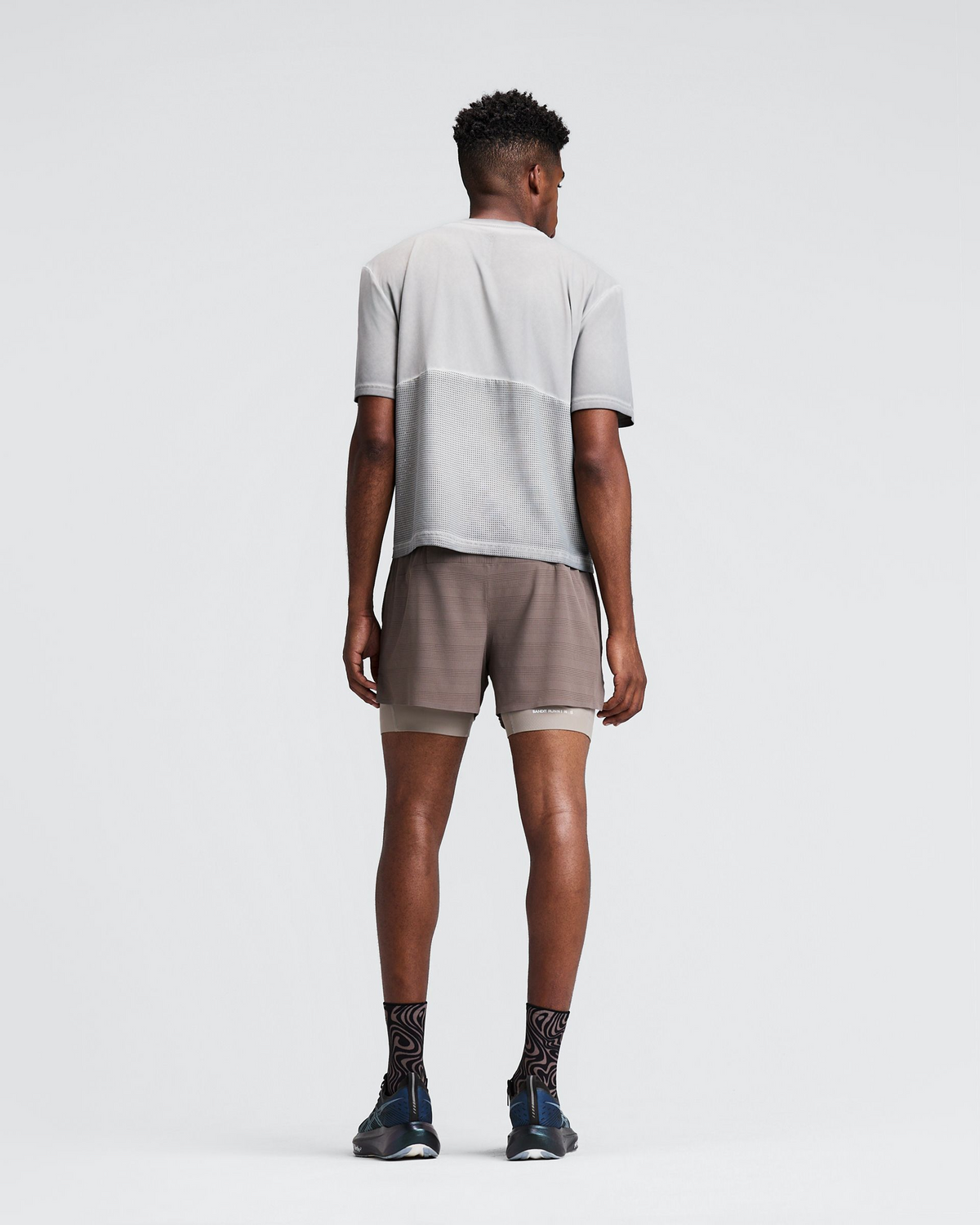 Short 2 en 1 Bandit CoolGrid para hombre, color Cocoa - vista posterior de cuerpo entero