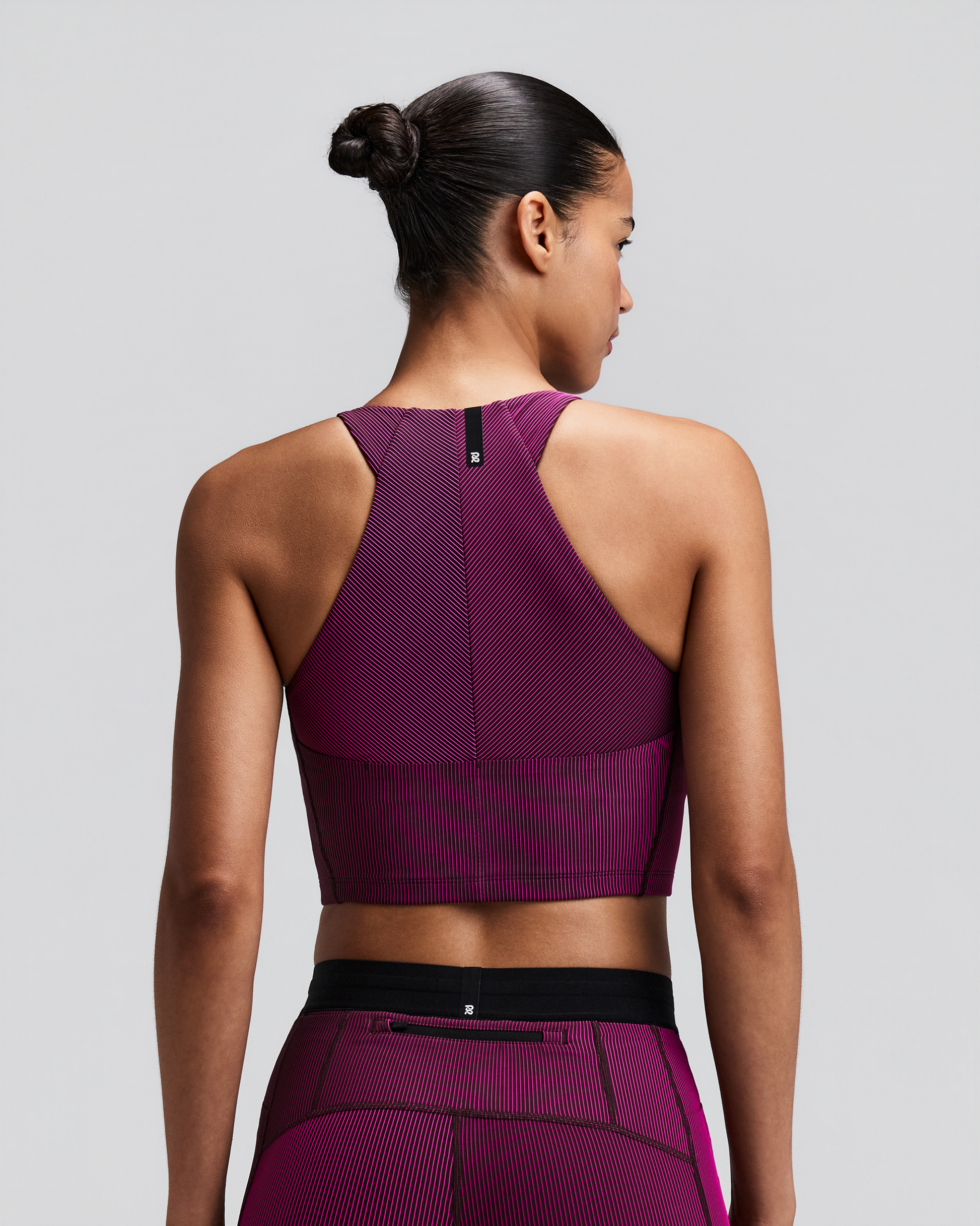 Women's Cadence Zip Front Race Crop Espresso / Azalea - vista posterior en modelo