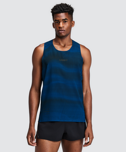 Bividí Bandit CoolGrid Distance con Flopack para hombre, color Bauhaus Blue - vista frontal en modelo