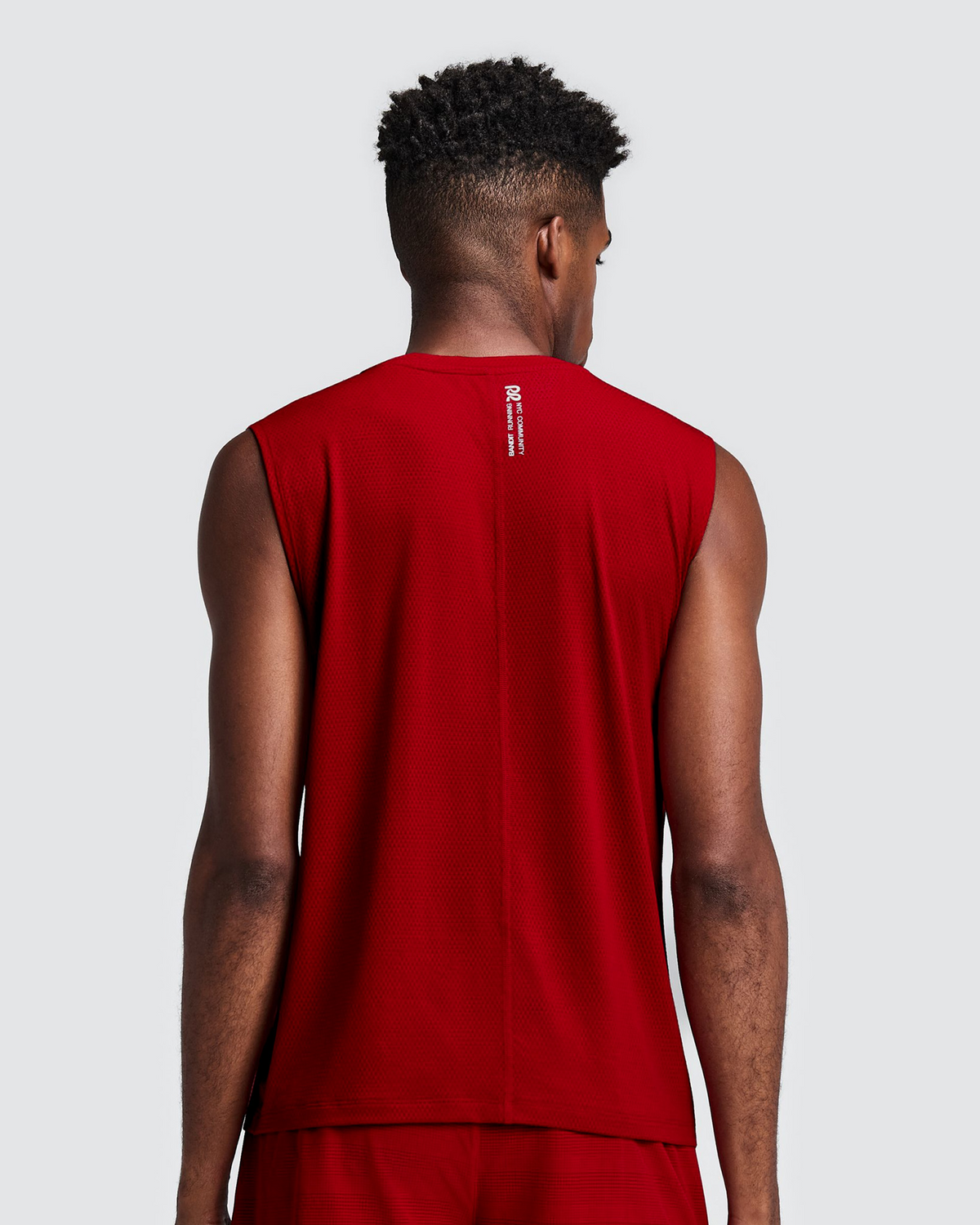 Bividí Bandit Micromesh para hombre, color Oxide Red - vista posterior en modelo
