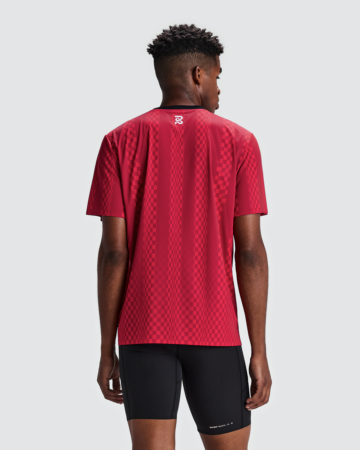 Polo de running Bandit Specter con Flopack para hombre, color Oxide Red - vista posterior en modelo