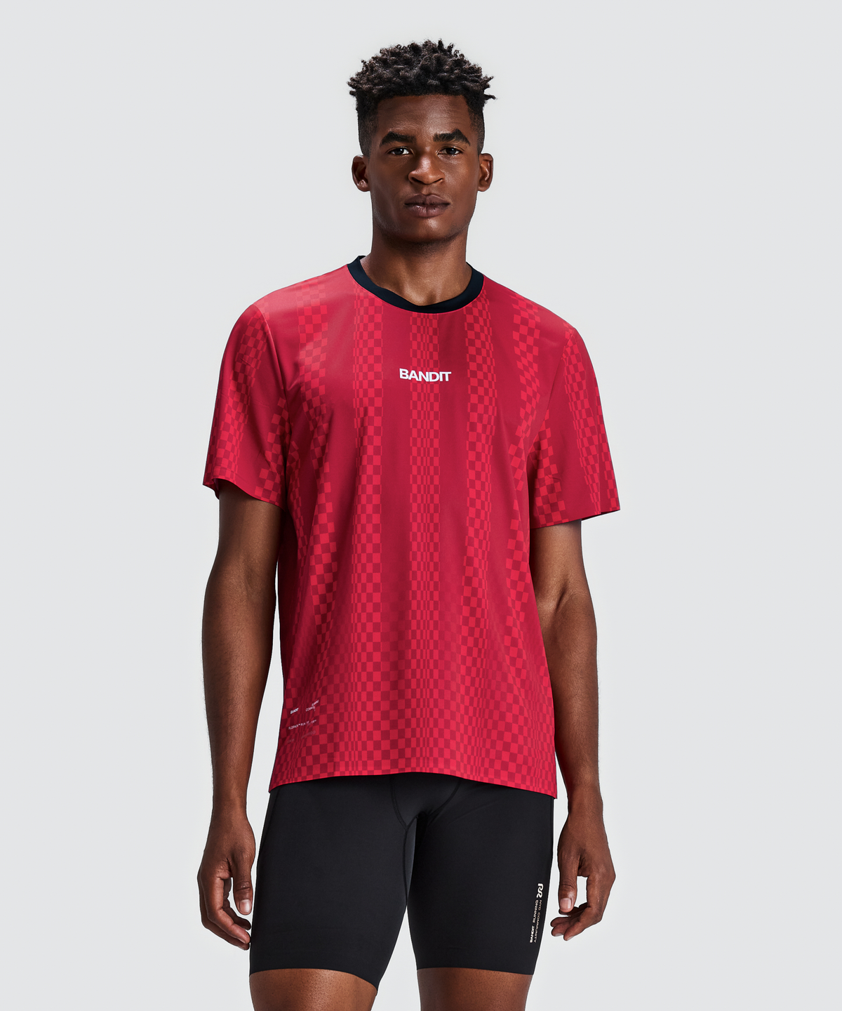 Polo de running Bandit Specter con Flopack para hombre, color Oxide Red - vista frontal en modelo