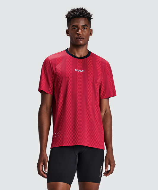 Polo de running Bandit Specter con Flopack para hombre, color Oxide Red - vista frontal en modelo