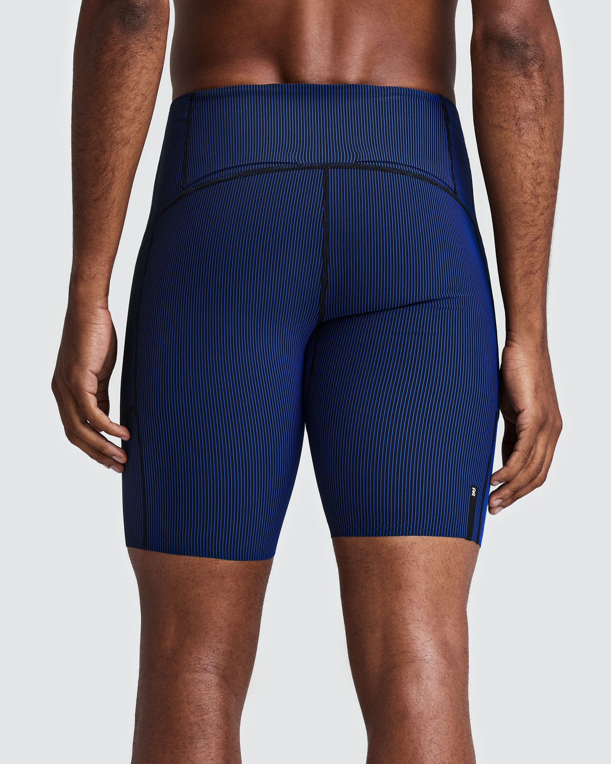 Malla corta Bandit Cadence 7 Pocket para hombre, color Striped Black / Bauhaus Blue - vista posterior en modelo