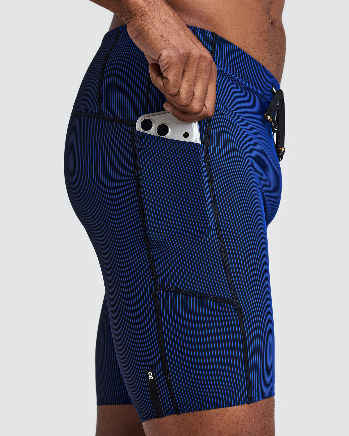 Malla corta Bandit Cadence 7 Pocket para hombre, color Striped Black / Bauhaus Blue - detalle de la prenda