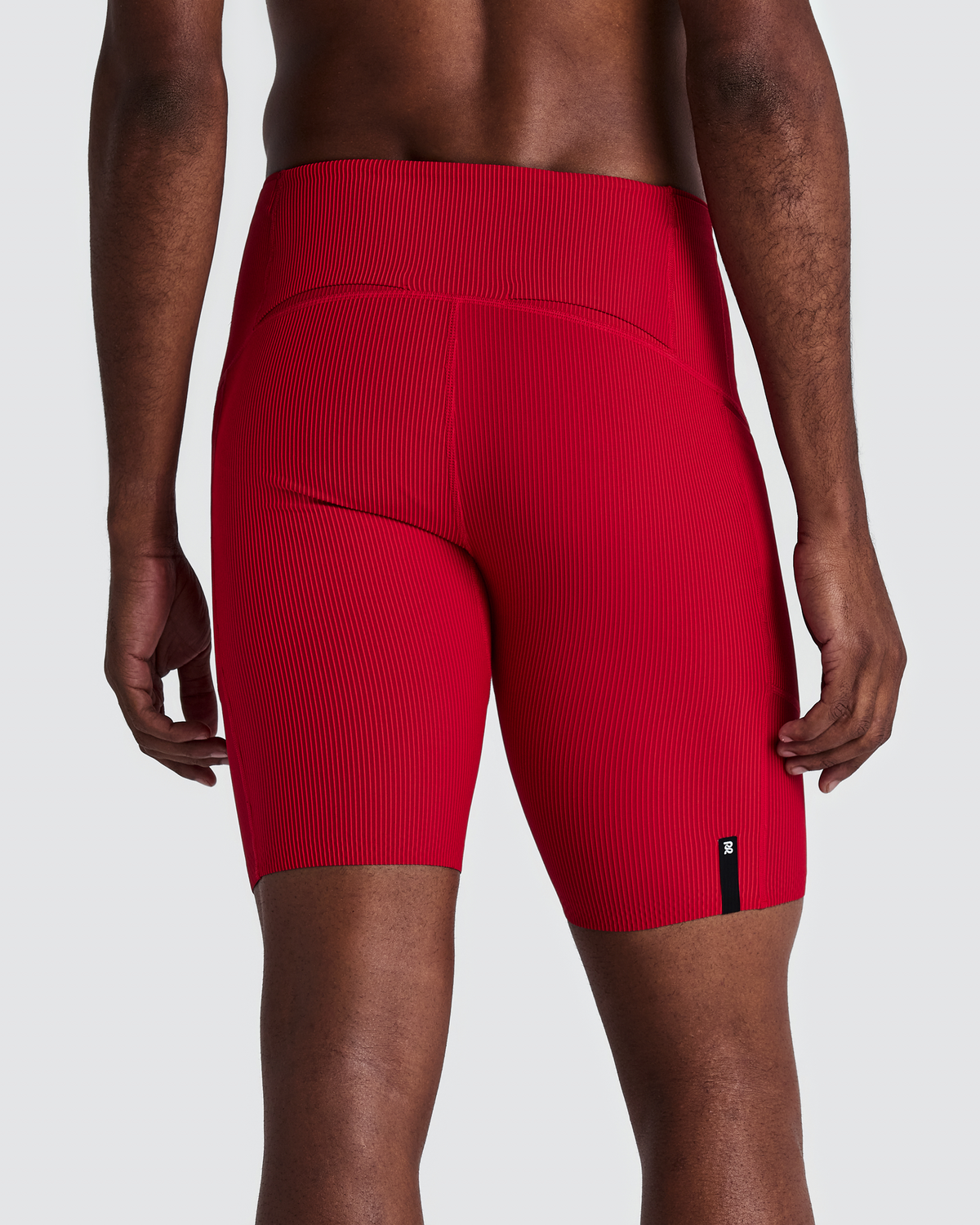 Malla corta Bandit Cadence 7 Pocket para hombre, color Striped Oxide Red / Signal Red - vista posterior en modelo