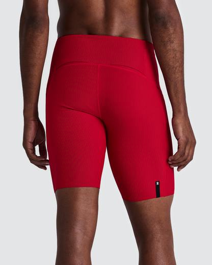Malla corta Bandit Cadence 7 Pocket para hombre, color Striped Oxide Red / Signal Red - vista posterior en modelo