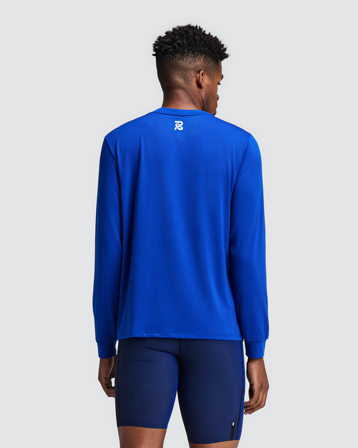 Polo manga larga Bandit Micromesh para hombre, color Bauhaus Blue - vista posterior en modelo