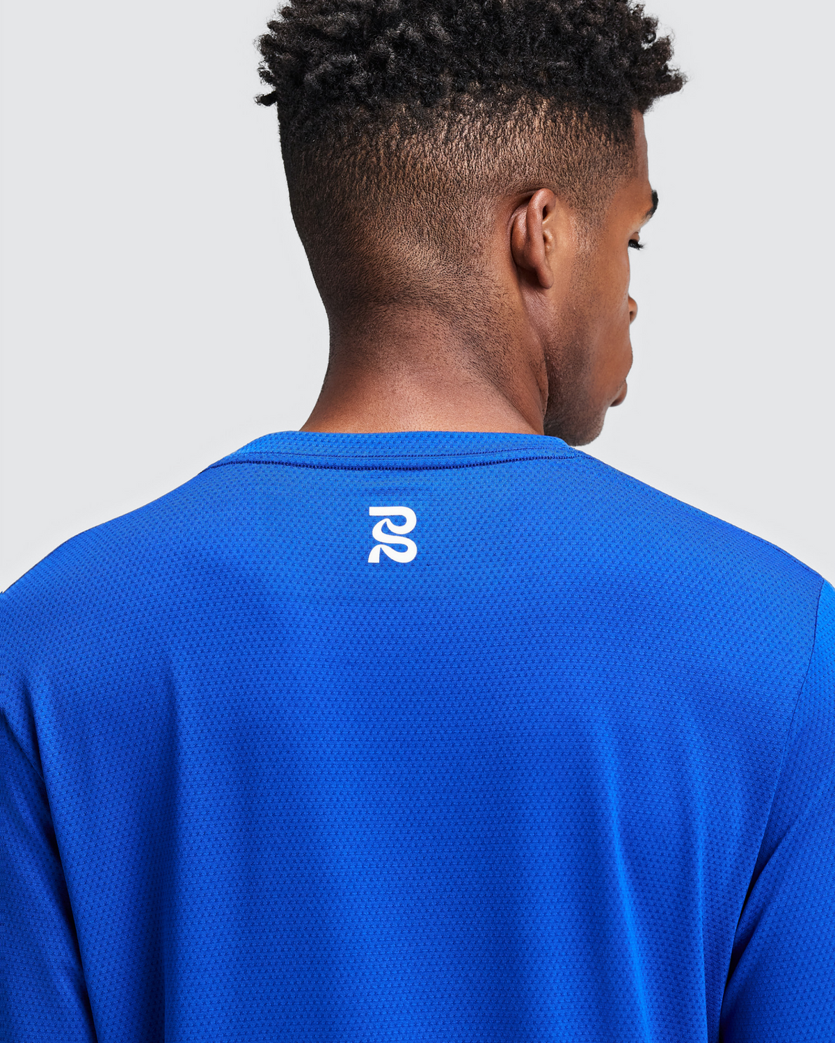 Polo manga larga Bandit Micromesh para hombre, color Bauhaus Blue - detalle posterior