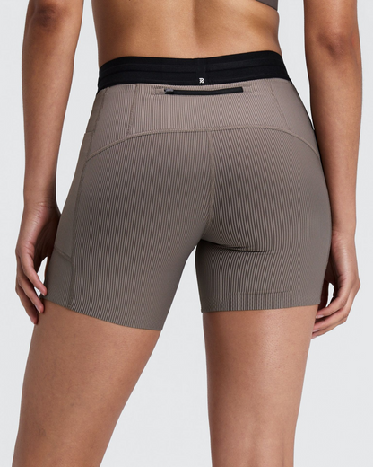 Women's Cadence Comp. Shorts Concrete Taupe / Cocoa - vista posterior en modelo