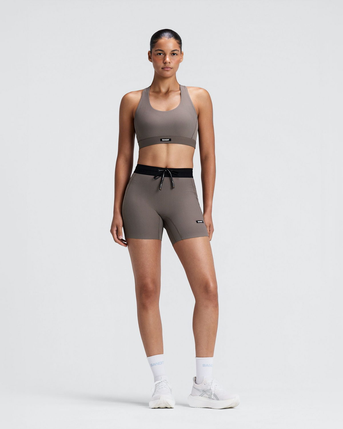 Women's Cadence Comp. Shorts Concrete Taupe / Cocoa - cuerpo completo, vista frontal en modelo