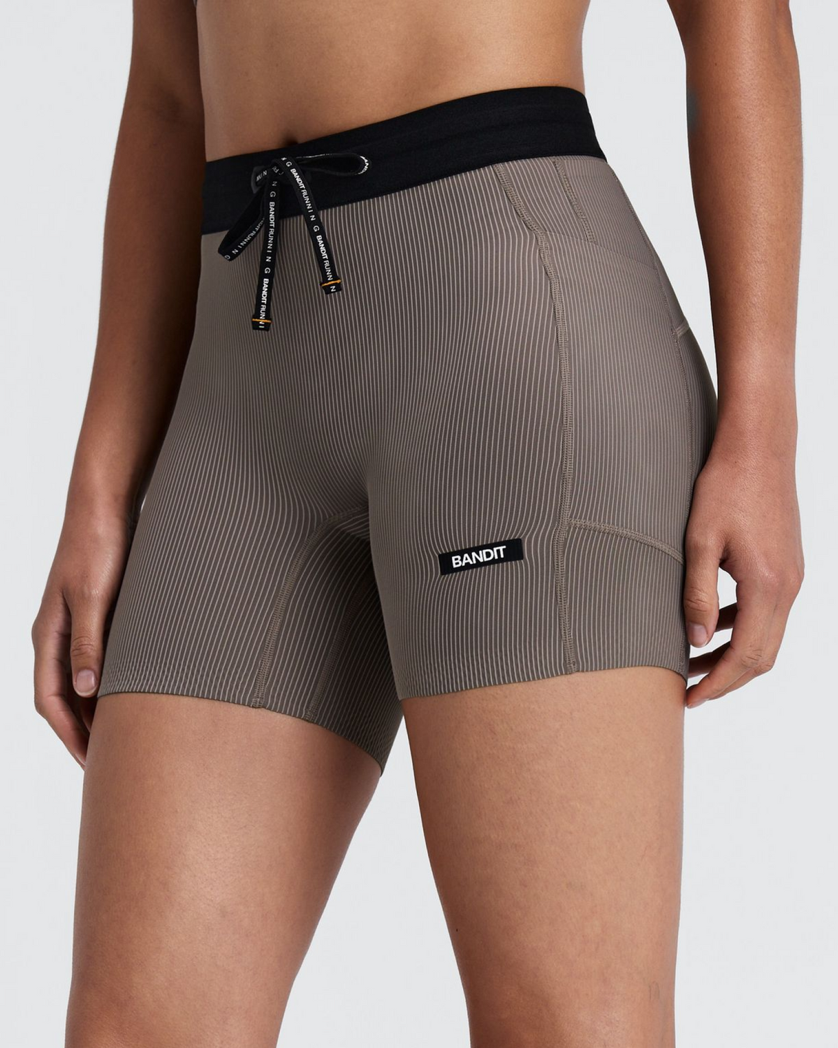 Women's Cadence Comp. Shorts Concrete Taupe / Cocoa - vista frontal en modelo