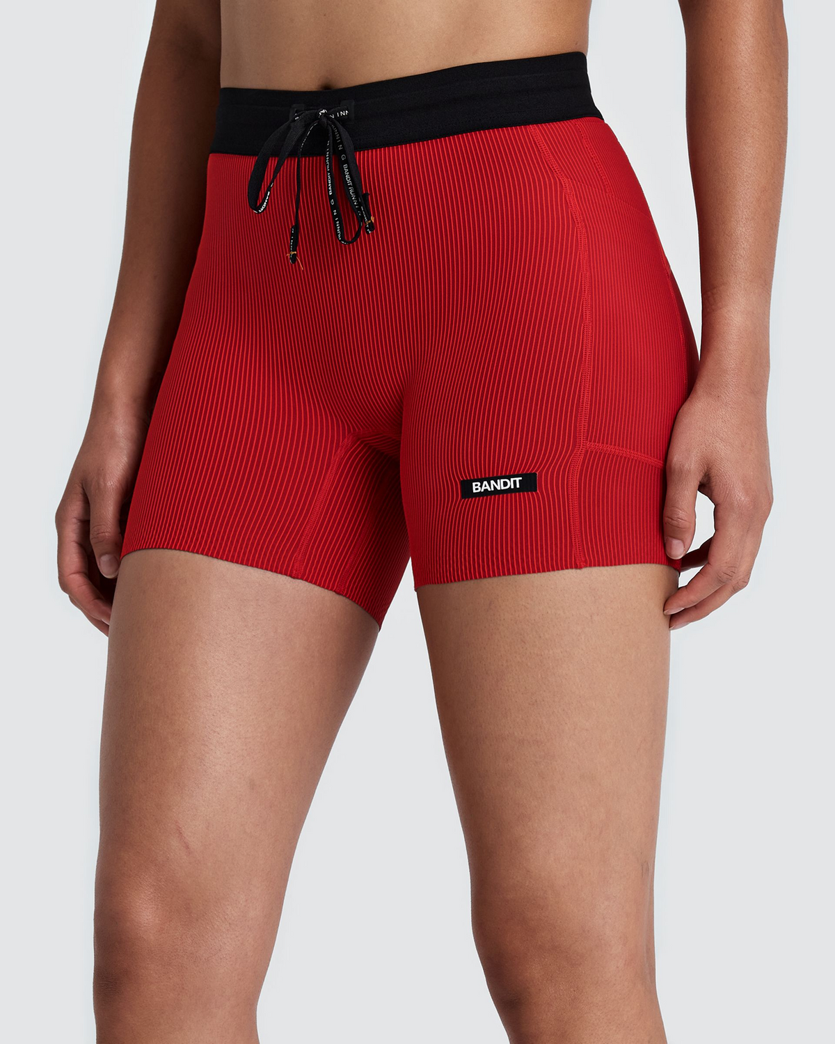 Short de compresión Bandit Cadence para mujer, color Striped Oxide Red / Signal Red - vista frontal en modelo