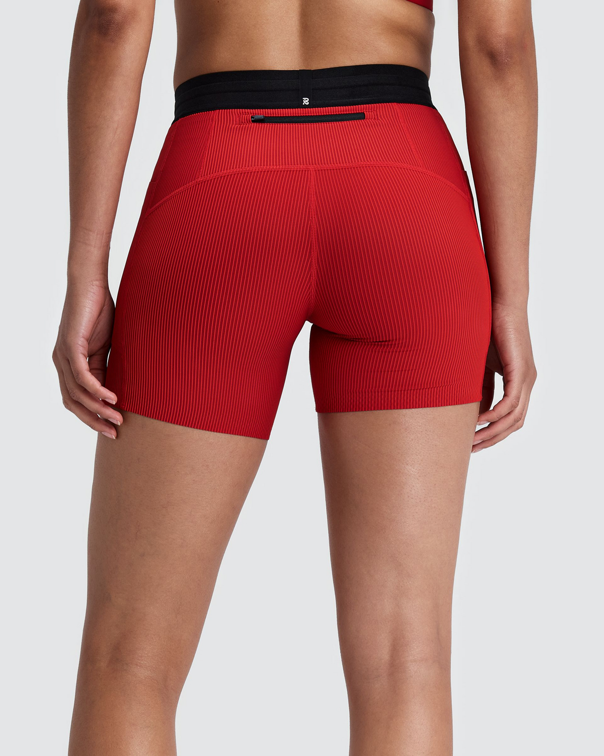 Short de compresión Bandit Cadence para mujer, color Striped Oxide Red / Signal Red - vista posterior en modelo