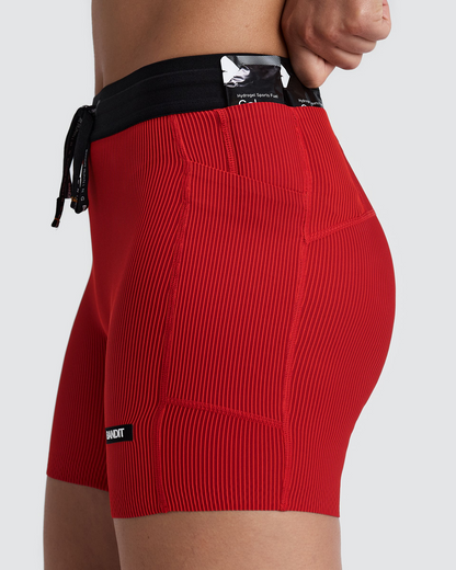 Short de compresión Bandit Cadence para mujer, color Striped Oxide Red / Signal Red - detalle posterior