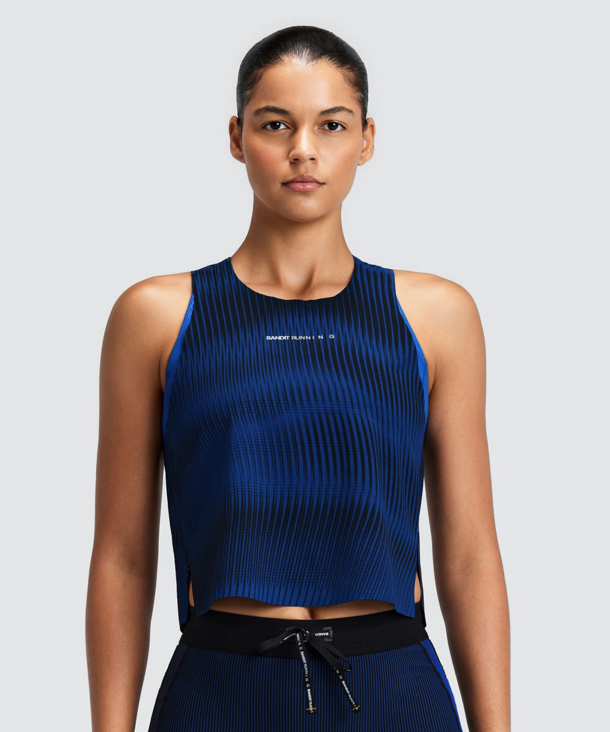 Bividí de competencia Bandit CoolGrid Race para mujer, color Bauhaus Blue - vista frontal en modelo