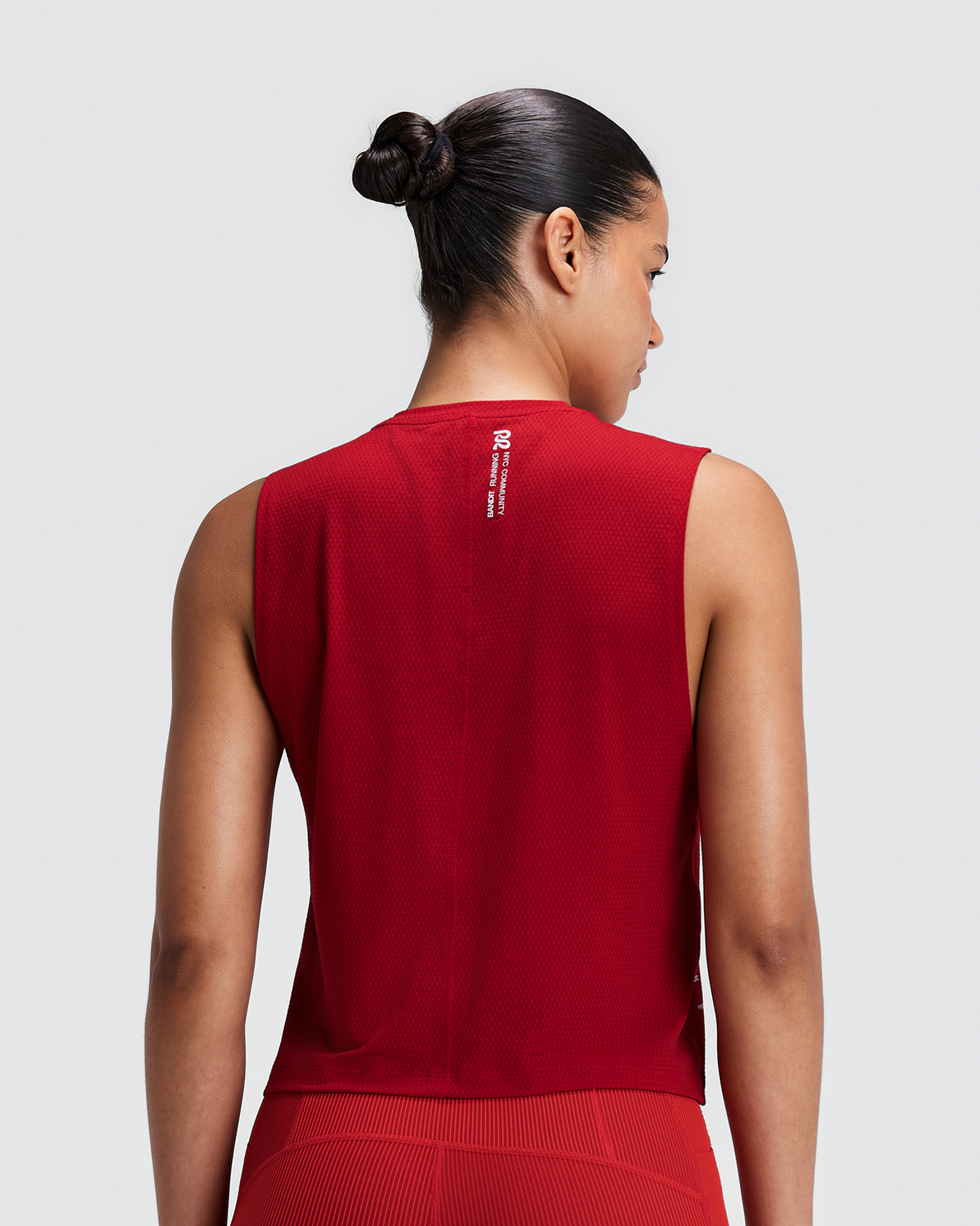Bividí Bandit Micromesh para mujer, color Oxide Red - vista posterior en modelo
