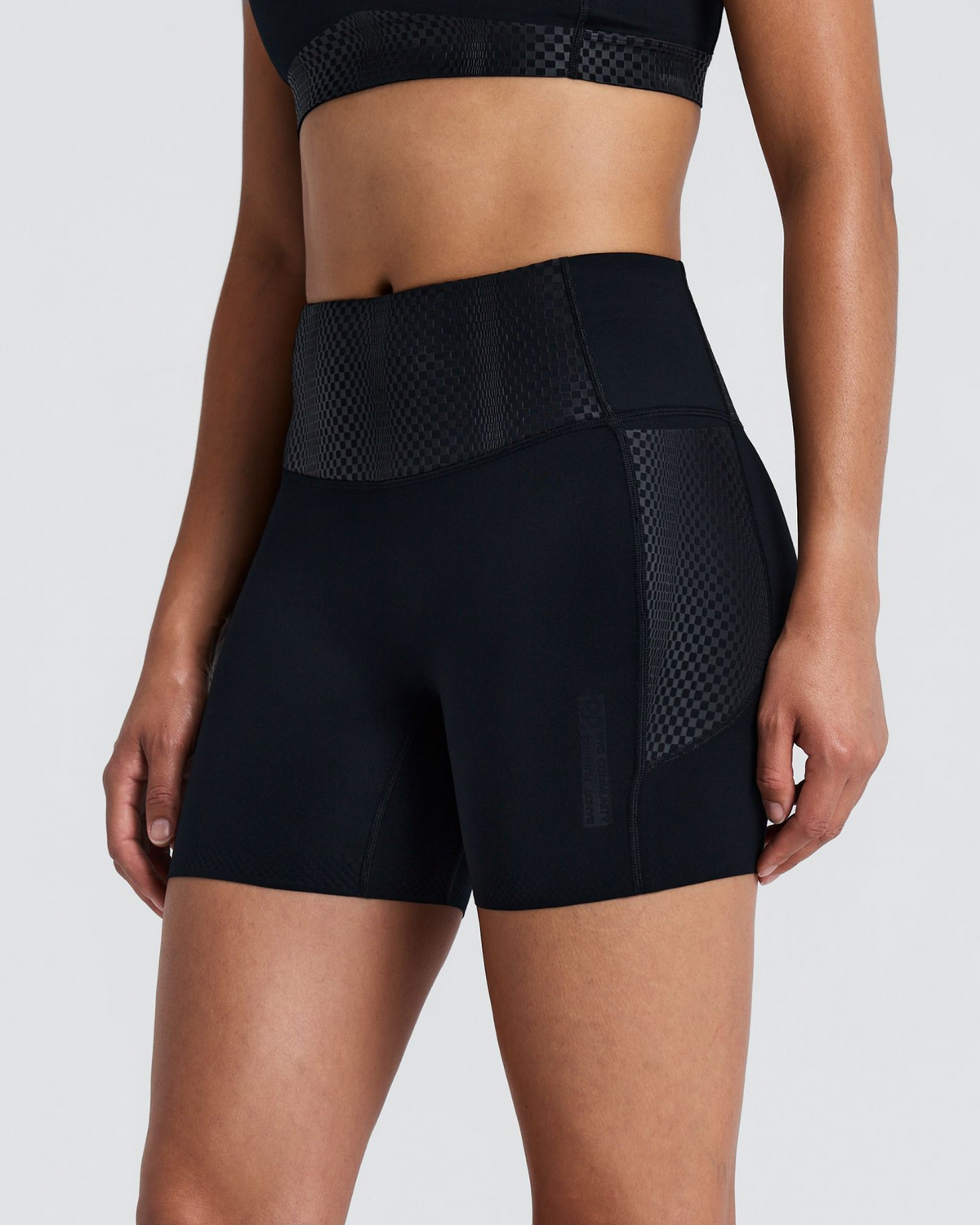 Short de compresión Bandit Stamina-V Threshold para mujer, color negro - vista frontal en modelo