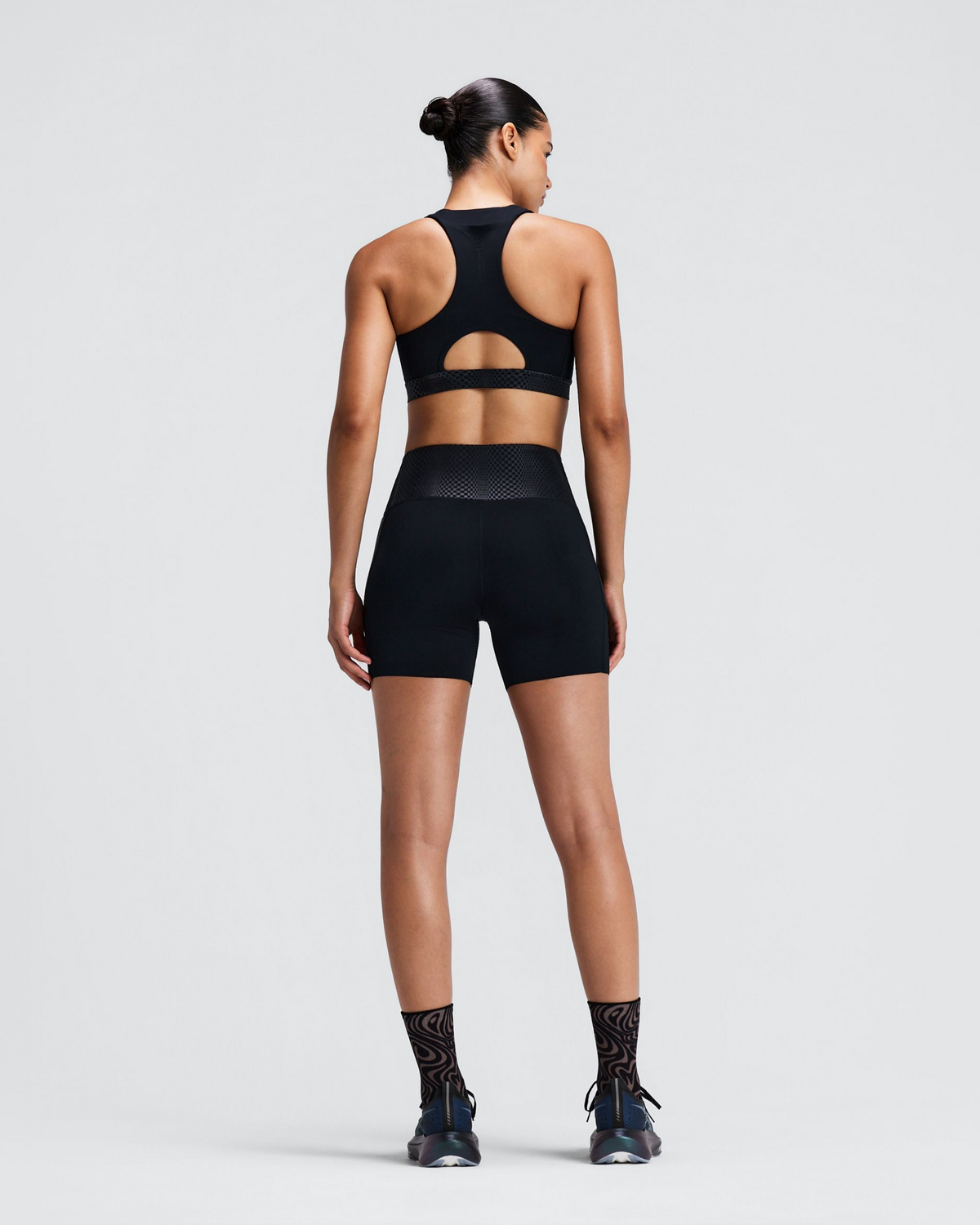 Short de compresión Bandit Stamina-V Threshold para mujer, color negro - vista posterior en modelo