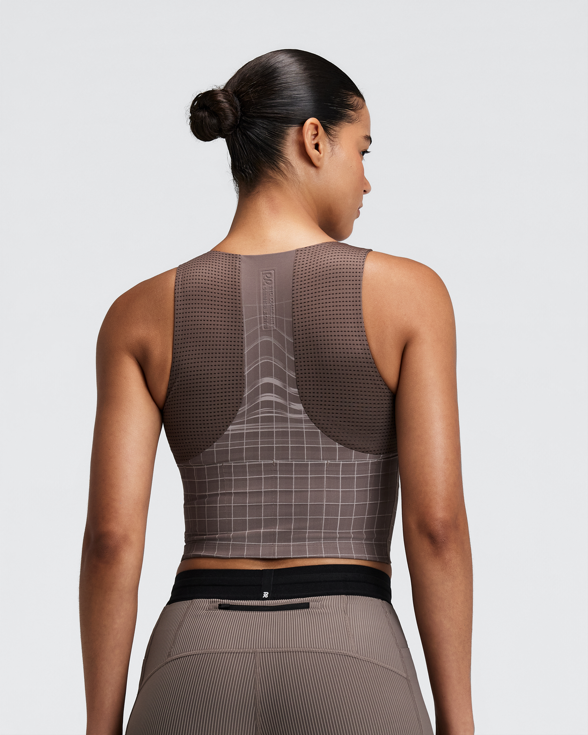 Top de competencia Bandit Vanisher Square Neck para mujer, color Cocoa - vista posterior en modelo