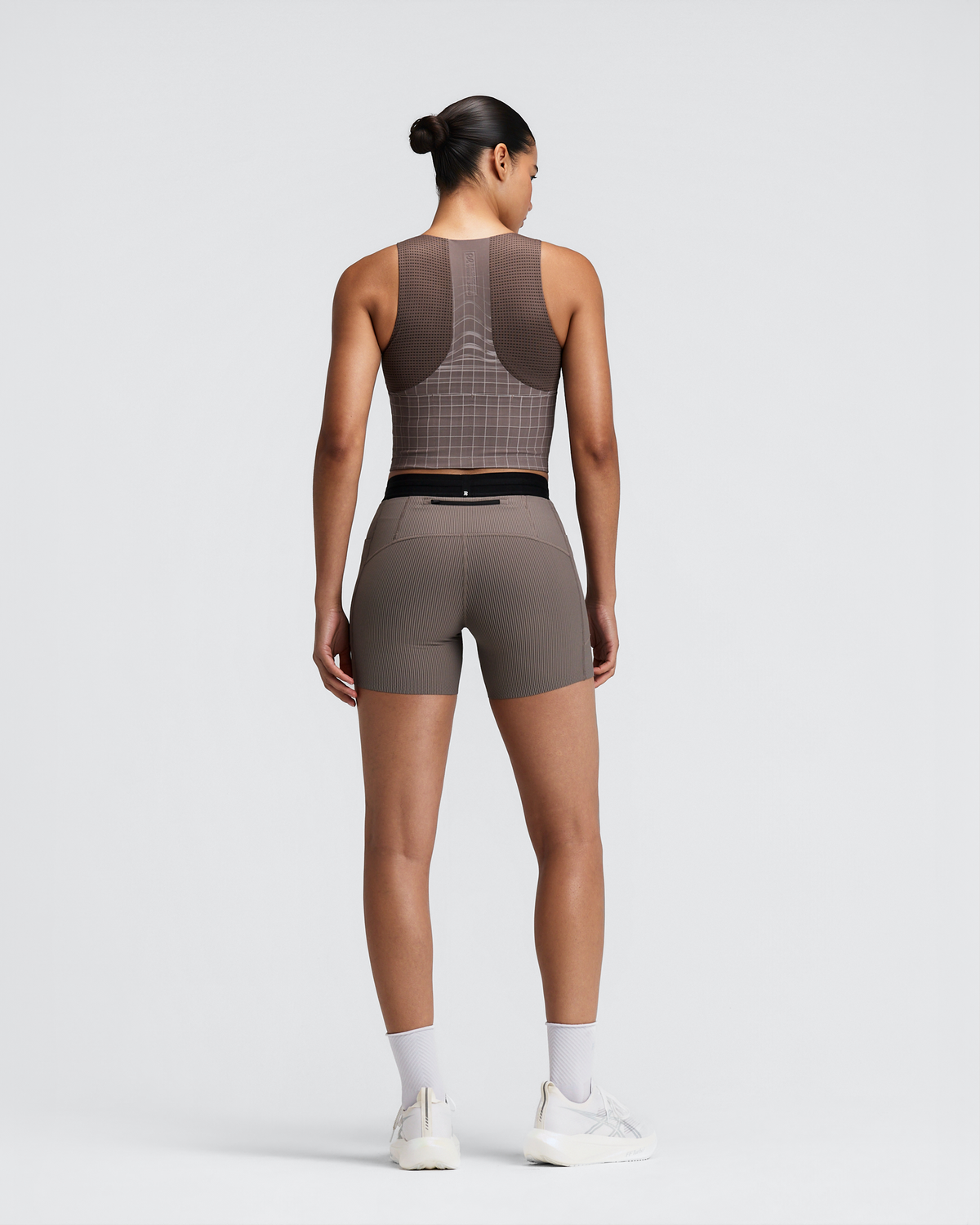 Top de competencia Bandit Vanisher Square Neck para mujer, color Cocoa - vista frontal de cuerpo entero