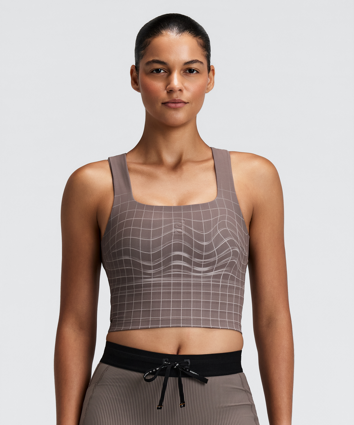 Top de competencia Bandit Vanisher Square Neck para mujer, color Cocoa - vista frontal en modelo