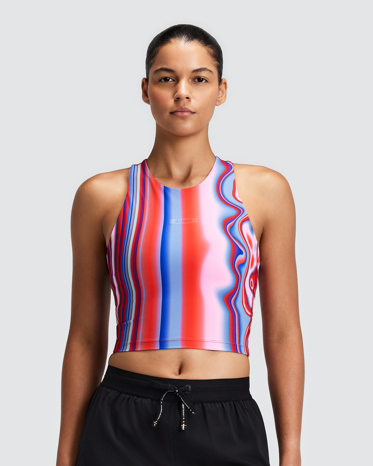 Top de competencia Bandit Vanisher Crewneck para mujer, color Melted Stripe Gradient - vista frontal en modelo
