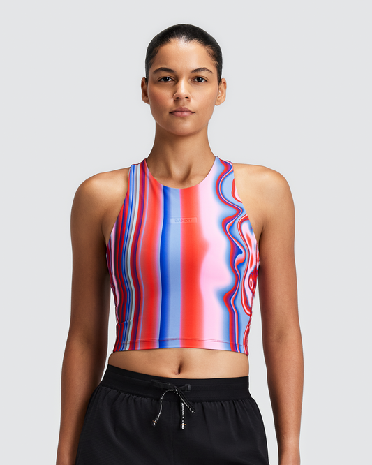 Top de competencia Bandit Vanisher Crewneck para mujer, color Melted Stripe Gradient - vista frontal en modelo