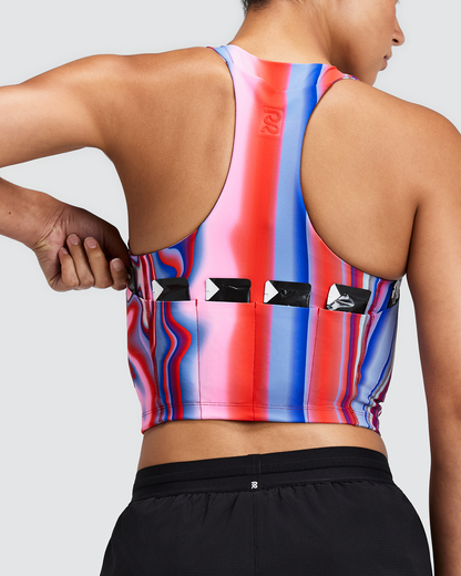 Top de competencia Bandit Vanisher Crewneck para mujer, color Melted Stripe Gradient - detalle de los bolsillos para geles en la espalda