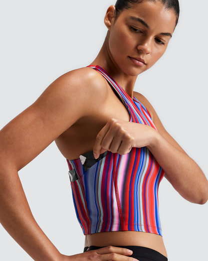 Top de competencia Bandit Vanisher Crewneck para mujer, color Melted Stripe Gradient - detalle del bolsillo lateral para el teléfono
