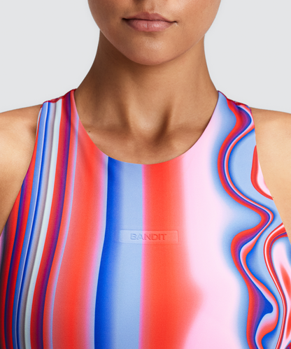 Top de competencia Bandit Vanisher Crewneck para mujer, color Melted Stripe Gradient - detalle frontal del cuello y logo