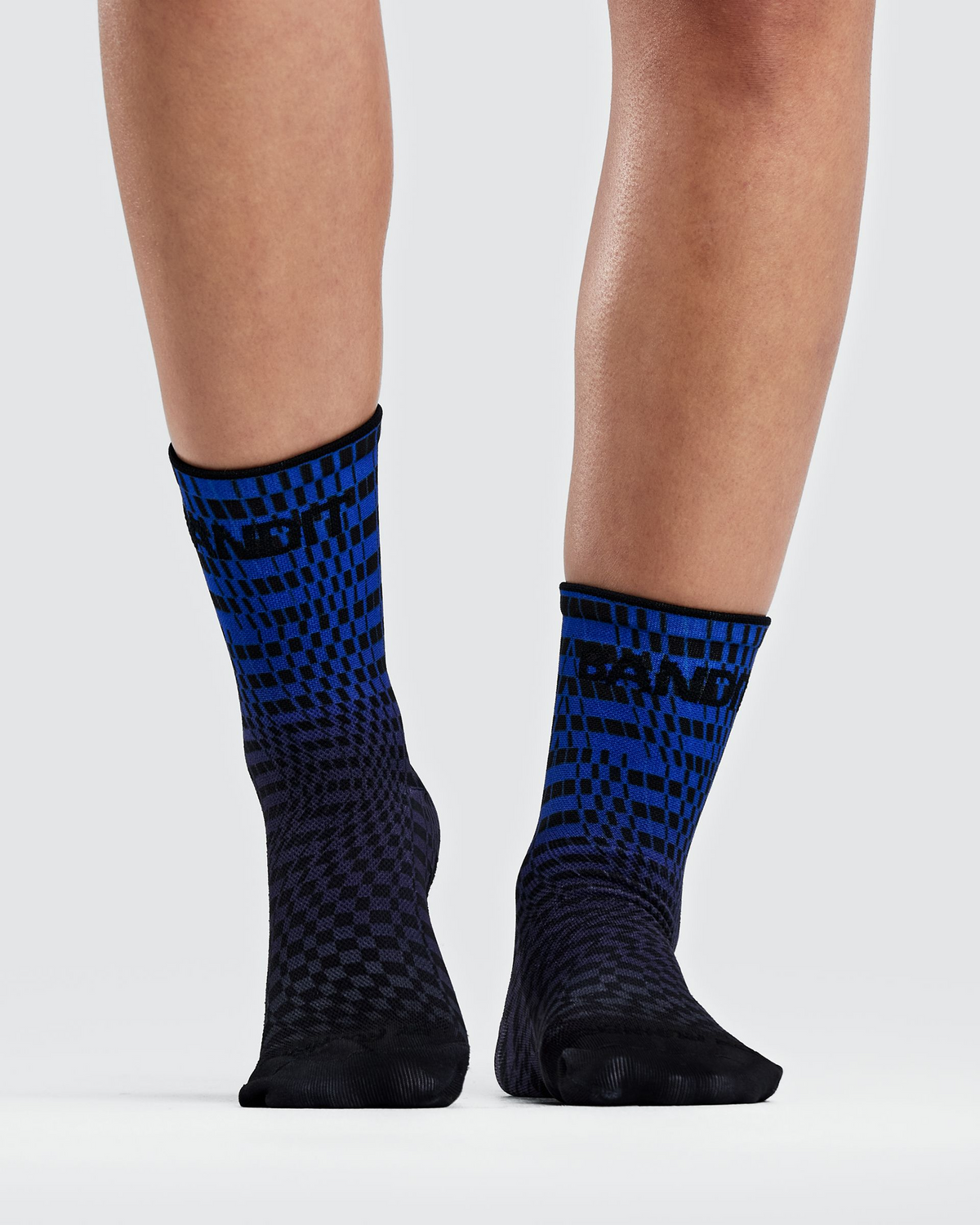 Medias de running Bandit Lite Run, color Bauhaus Blue - vista frontal en modelo