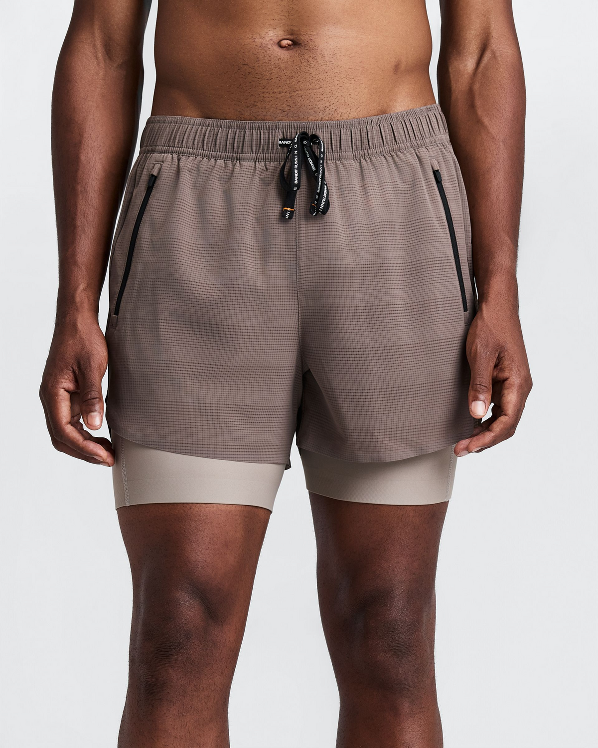 Short 2 en 1 Bandit CoolGrid para hombre, color Cocoa - vista frontal en modelo